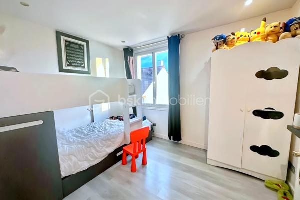 Située dans un quartier calme et recherché de Fosses, découvrez cette superbe maison non mitoyenne de 170 m² habitables, édifiée sur une parcelle de 510 m², idéale pour une famille en quête d’espace, de confort et de prestations de qualité.

Dès l’entrée, vous serez séduit par ses volumes généreux et son atmosphère chaleureuse. Le rez-de-chaussée propose un magnifique double séjour lumineux, parfait pour recevoir et profiter de beaux moments en famille.

La maison dispose également d’une belle cuisine aménagée et entièrement équipée, spacieuse, élégante et pensée pour un usage quotidien confortable.

Au premier étage, vous trouverez 3 belles chambres, une grande salle de bain, des WC séparés ainsi qu’un véritable atout rare : un dressing aménagé, idéal pour optimiser rangement et confort.

Les combles parfaitement exploités offrent 2 pièces supplémentaires, pouvant accueillir chambres d’enfants, bureaux, salle de jeux ou espace télétravail.

À l’extérieur, profitez d’une grande terrasse idéale pour les repas d’été ainsi que d’un grand jardin, parfait pour les enfants, la détente ou vos projets d’aménagement.

Le sous-sol total avec 3 pièces complète parfaitement ce bien : salle de sport, stockage, atelier, buanderie ou espace loisirs. L’une des pièces est actuellement utilisée en salle de sport.
Une maison rare sur le secteur, parfaitement pensée pour accueillir une famille recherchant confort, espace et qualité de vie.
À visiter sans tarder !