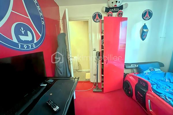 Située dans un quartier calme et recherché de Fosses, découvrez cette superbe maison non mitoyenne de 170 m² habitables, édifiée sur une parcelle de 510 m², idéale pour une famille en quête d’espace, de confort et de prestations de qualité.

Dès l’entrée, vous serez séduit par ses volumes généreux et son atmosphère chaleureuse. Le rez-de-chaussée propose un magnifique double séjour lumineux, parfait pour recevoir et profiter de beaux moments en famille.

La maison dispose également d’une belle cuisine aménagée et entièrement équipée, spacieuse, élégante et pensée pour un usage quotidien confortable.

Au premier étage, vous trouverez 3 belles chambres, une grande salle de bain, des WC séparés ainsi qu’un véritable atout rare : un dressing aménagé, idéal pour optimiser rangement et confort.

Les combles parfaitement exploités offrent 2 pièces supplémentaires, pouvant accueillir chambres d’enfants, bureaux, salle de jeux ou espace télétravail.

À l’extérieur, profitez d’une grande terrasse idéale pour les repas d’été ainsi que d’un grand jardin, parfait pour les enfants, la détente ou vos projets d’aménagement.

Le sous-sol total avec 3 pièces complète parfaitement ce bien : salle de sport, stockage, atelier, buanderie ou espace loisirs. L’une des pièces est actuellement utilisée en salle de sport.
Une maison rare sur le secteur, parfaitement pensée pour accueillir une famille recherchant confort, espace et qualité de vie.
À visiter sans tarder !