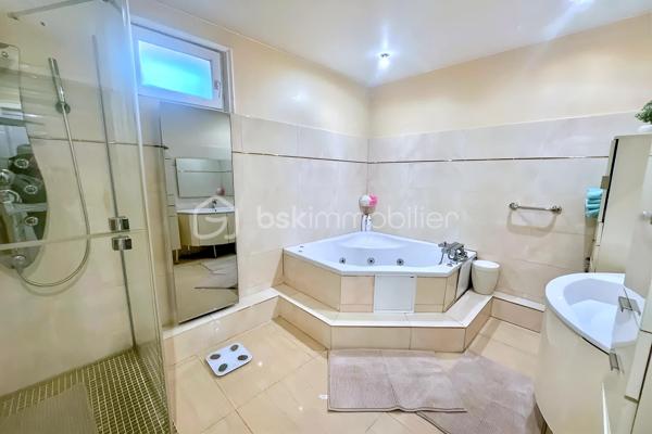 Située dans un quartier calme et recherché de Fosses, découvrez cette superbe maison non mitoyenne de 170 m² habitables, édifiée sur une parcelle de 510 m², idéale pour une famille en quête d’espace, de confort et de prestations de qualité.

Dès l’entrée, vous serez séduit par ses volumes généreux et son atmosphère chaleureuse. Le rez-de-chaussée propose un magnifique double séjour lumineux, parfait pour recevoir et profiter de beaux moments en famille.

La maison dispose également d’une belle cuisine aménagée et entièrement équipée, spacieuse, élégante et pensée pour un usage quotidien confortable.

Au premier étage, vous trouverez 3 belles chambres, une grande salle de bain, des WC séparés ainsi qu’un véritable atout rare : un dressing aménagé, idéal pour optimiser rangement et confort.

Les combles parfaitement exploités offrent 2 pièces supplémentaires, pouvant accueillir chambres d’enfants, bureaux, salle de jeux ou espace télétravail.

À l’extérieur, profitez d’une grande terrasse idéale pour les repas d’été ainsi que d’un grand jardin, parfait pour les enfants, la détente ou vos projets d’aménagement.

Le sous-sol total avec 3 pièces complète parfaitement ce bien : salle de sport, stockage, atelier, buanderie ou espace loisirs. L’une des pièces est actuellement utilisée en salle de sport.
Une maison rare sur le secteur, parfaitement pensée pour accueillir une famille recherchant confort, espace et qualité de vie.
À visiter sans tarder !