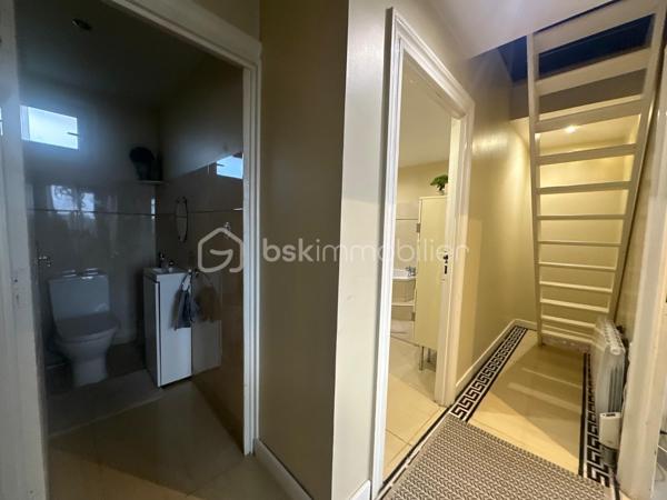 Située dans un quartier calme et recherché de Fosses, découvrez cette superbe maison non mitoyenne de 170 m² habitables, édifiée sur une parcelle de 510 m², idéale pour une famille en quête d’espace, de confort et de prestations de qualité.

Dès l’entrée, vous serez séduit par ses volumes généreux et son atmosphère chaleureuse. Le rez-de-chaussée propose un magnifique double séjour lumineux, parfait pour recevoir et profiter de beaux moments en famille.

La maison dispose également d’une belle cuisine aménagée et entièrement équipée, spacieuse, élégante et pensée pour un usage quotidien confortable.

Au premier étage, vous trouverez 3 belles chambres, une grande salle de bain, des WC séparés ainsi qu’un véritable atout rare : un dressing aménagé, idéal pour optimiser rangement et confort.

Les combles parfaitement exploités offrent 2 pièces supplémentaires, pouvant accueillir chambres d’enfants, bureaux, salle de jeux ou espace télétravail.

À l’extérieur, profitez d’une grande terrasse idéale pour les repas d’été ainsi que d’un grand jardin, parfait pour les enfants, la détente ou vos projets d’aménagement.

Le sous-sol total avec 3 pièces complète parfaitement ce bien : salle de sport, stockage, atelier, buanderie ou espace loisirs. L’une des pièces est actuellement utilisée en salle de sport.
Une maison rare sur le secteur, parfaitement pensée pour accueillir une famille recherchant confort, espace et qualité de vie.
À visiter sans tarder !