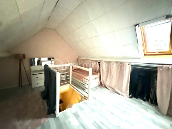 Située dans un quartier calme et recherché de Fosses, découvrez cette superbe maison non mitoyenne de 170 m² habitables, édifiée sur une parcelle de 510 m², idéale pour une famille en quête d’espace, de confort et de prestations de qualité.

Dès l’entrée, vous serez séduit par ses volumes généreux et son atmosphère chaleureuse. Le rez-de-chaussée propose un magnifique double séjour lumineux, parfait pour recevoir et profiter de beaux moments en famille.

La maison dispose également d’une belle cuisine aménagée et entièrement équipée, spacieuse, élégante et pensée pour un usage quotidien confortable.

Au premier étage, vous trouverez 3 belles chambres, une grande salle de bain, des WC séparés ainsi qu’un véritable atout rare : un dressing aménagé, idéal pour optimiser rangement et confort.

Les combles parfaitement exploités offrent 2 pièces supplémentaires, pouvant accueillir chambres d’enfants, bureaux, salle de jeux ou espace télétravail.

À l’extérieur, profitez d’une grande terrasse idéale pour les repas d’été ainsi que d’un grand jardin, parfait pour les enfants, la détente ou vos projets d’aménagement.

Le sous-sol total avec 3 pièces complète parfaitement ce bien : salle de sport, stockage, atelier, buanderie ou espace loisirs. L’une des pièces est actuellement utilisée en salle de sport.
Une maison rare sur le secteur, parfaitement pensée pour accueillir une famille recherchant confort, espace et qualité de vie.
À visiter sans tarder !