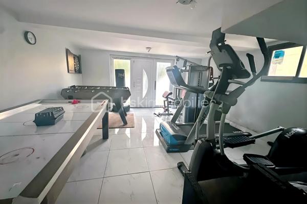 Située dans un quartier calme et recherché de Fosses, découvrez cette superbe maison non mitoyenne de 170 m² habitables, édifiée sur une parcelle de 510 m², idéale pour une famille en quête d’espace, de confort et de prestations de qualité.

Dès l’entrée, vous serez séduit par ses volumes généreux et son atmosphère chaleureuse. Le rez-de-chaussée propose un magnifique double séjour lumineux, parfait pour recevoir et profiter de beaux moments en famille.

La maison dispose également d’une belle cuisine aménagée et entièrement équipée, spacieuse, élégante et pensée pour un usage quotidien confortable.

Au premier étage, vous trouverez 3 belles chambres, une grande salle de bain, des WC séparés ainsi qu’un véritable atout rare : un dressing aménagé, idéal pour optimiser rangement et confort.

Les combles parfaitement exploités offrent 2 pièces supplémentaires, pouvant accueillir chambres d’enfants, bureaux, salle de jeux ou espace télétravail.

À l’extérieur, profitez d’une grande terrasse idéale pour les repas d’été ainsi que d’un grand jardin, parfait pour les enfants, la détente ou vos projets d’aménagement.

Le sous-sol total avec 3 pièces complète parfaitement ce bien : salle de sport, stockage, atelier, buanderie ou espace loisirs. L’une des pièces est actuellement utilisée en salle de sport.
Une maison rare sur le secteur, parfaitement pensée pour accueillir une famille recherchant confort, espace et qualité de vie.
À visiter sans tarder !