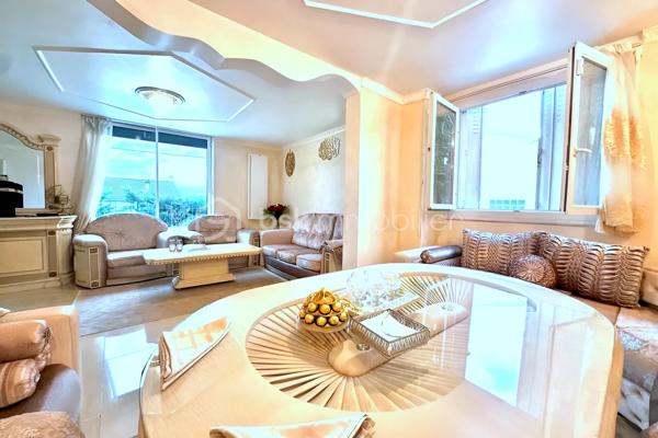 Située dans un quartier calme et recherché de Fosses, découvrez cette superbe maison non mitoyenne de 170 m² habitables, édifiée sur une parcelle de 510 m², idéale pour une famille en quête d’espace, de confort et de prestations de qualité.

Dès l’entrée, vous serez séduit par ses volumes généreux et son atmosphère chaleureuse. Le rez-de-chaussée propose un magnifique double séjour lumineux, parfait pour recevoir et profiter de beaux moments en famille.

La maison dispose également d’une belle cuisine aménagée et entièrement équipée, spacieuse, élégante et pensée pour un usage quotidien confortable.

Au premier étage, vous trouverez 3 belles chambres, une grande salle de bain, des WC séparés ainsi qu’un véritable atout rare : un dressing aménagé, idéal pour optimiser rangement et confort.

Les combles parfaitement exploités offrent 2 pièces supplémentaires, pouvant accueillir chambres d’enfants, bureaux, salle de jeux ou espace télétravail.

À l’extérieur, profitez d’une grande terrasse idéale pour les repas d’été ainsi que d’un grand jardin, parfait pour les enfants, la détente ou vos projets d’aménagement.

Le sous-sol total avec 3 pièces complète parfaitement ce bien : salle de sport, stockage, atelier, buanderie ou espace loisirs. L’une des pièces est actuellement utilisée en salle de sport.
Une maison rare sur le secteur, parfaitement pensée pour accueillir une famille recherchant confort, espace et qualité de vie.
À visiter sans tarder !