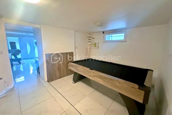 Située dans un quartier calme et recherché de Fosses, découvrez cette superbe maison non mitoyenne de 170 m² habitables, édifiée sur une parcelle de 510 m², idéale pour une famille en quête d’espace, de confort et de prestations de qualité.

Dès l’entrée, vous serez séduit par ses volumes généreux et son atmosphère chaleureuse. Le rez-de-chaussée propose un magnifique double séjour lumineux, parfait pour recevoir et profiter de beaux moments en famille.

La maison dispose également d’une belle cuisine aménagée et entièrement équipée, spacieuse, élégante et pensée pour un usage quotidien confortable.

Au premier étage, vous trouverez 3 belles chambres, une grande salle de bain, des WC séparés ainsi qu’un véritable atout rare : un dressing aménagé, idéal pour optimiser rangement et confort.

Les combles parfaitement exploités offrent 2 pièces supplémentaires, pouvant accueillir chambres d’enfants, bureaux, salle de jeux ou espace télétravail.

À l’extérieur, profitez d’une grande terrasse idéale pour les repas d’été ainsi que d’un grand jardin, parfait pour les enfants, la détente ou vos projets d’aménagement.

Le sous-sol total avec 3 pièces complète parfaitement ce bien : salle de sport, stockage, atelier, buanderie ou espace loisirs. L’une des pièces est actuellement utilisée en salle de sport.
Une maison rare sur le secteur, parfaitement pensée pour accueillir une famille recherchant confort, espace et qualité de vie.
À visiter sans tarder !