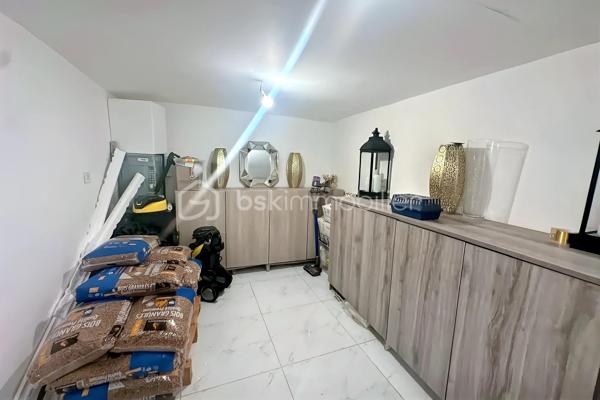 Située dans un quartier calme et recherché de Fosses, découvrez cette superbe maison non mitoyenne de 170 m² habitables, édifiée sur une parcelle de 510 m², idéale pour une famille en quête d’espace, de confort et de prestations de qualité.

Dès l’entrée, vous serez séduit par ses volumes généreux et son atmosphère chaleureuse. Le rez-de-chaussée propose un magnifique double séjour lumineux, parfait pour recevoir et profiter de beaux moments en famille.

La maison dispose également d’une belle cuisine aménagée et entièrement équipée, spacieuse, élégante et pensée pour un usage quotidien confortable.

Au premier étage, vous trouverez 3 belles chambres, une grande salle de bain, des WC séparés ainsi qu’un véritable atout rare : un dressing aménagé, idéal pour optimiser rangement et confort.

Les combles parfaitement exploités offrent 2 pièces supplémentaires, pouvant accueillir chambres d’enfants, bureaux, salle de jeux ou espace télétravail.

À l’extérieur, profitez d’une grande terrasse idéale pour les repas d’été ainsi que d’un grand jardin, parfait pour les enfants, la détente ou vos projets d’aménagement.

Le sous-sol total avec 3 pièces complète parfaitement ce bien : salle de sport, stockage, atelier, buanderie ou espace loisirs. L’une des pièces est actuellement utilisée en salle de sport.
Une maison rare sur le secteur, parfaitement pensée pour accueillir une famille recherchant confort, espace et qualité de vie.
À visiter sans tarder !