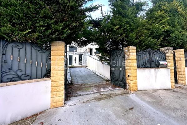 Située dans un quartier calme et recherché de Fosses, découvrez cette superbe maison non mitoyenne de 170 m² habitables, édifiée sur une parcelle de 510 m², idéale pour une famille en quête d’espace, de confort et de prestations de qualité.

Dès l’entrée, vous serez séduit par ses volumes généreux et son atmosphère chaleureuse. Le rez-de-chaussée propose un magnifique double séjour lumineux, parfait pour recevoir et profiter de beaux moments en famille.

La maison dispose également d’une belle cuisine aménagée et entièrement équipée, spacieuse, élégante et pensée pour un usage quotidien confortable.

Au premier étage, vous trouverez 3 belles chambres, une grande salle de bain, des WC séparés ainsi qu’un véritable atout rare : un dressing aménagé, idéal pour optimiser rangement et confort.

Les combles parfaitement exploités offrent 2 pièces supplémentaires, pouvant accueillir chambres d’enfants, bureaux, salle de jeux ou espace télétravail.

À l’extérieur, profitez d’une grande terrasse idéale pour les repas d’été ainsi que d’un grand jardin, parfait pour les enfants, la détente ou vos projets d’aménagement.

Le sous-sol total avec 3 pièces complète parfaitement ce bien : salle de sport, stockage, atelier, buanderie ou espace loisirs. L’une des pièces est actuellement utilisée en salle de sport.
Une maison rare sur le secteur, parfaitement pensée pour accueillir une famille recherchant confort, espace et qualité de vie.
À visiter sans tarder !