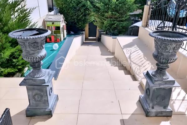 Située dans un quartier calme et recherché de Fosses, découvrez cette superbe maison non mitoyenne de 170 m² habitables, édifiée sur une parcelle de 510 m², idéale pour une famille en quête d’espace, de confort et de prestations de qualité.

Dès l’entrée, vous serez séduit par ses volumes généreux et son atmosphère chaleureuse. Le rez-de-chaussée propose un magnifique double séjour lumineux, parfait pour recevoir et profiter de beaux moments en famille.

La maison dispose également d’une belle cuisine aménagée et entièrement équipée, spacieuse, élégante et pensée pour un usage quotidien confortable.

Au premier étage, vous trouverez 3 belles chambres, une grande salle de bain, des WC séparés ainsi qu’un véritable atout rare : un dressing aménagé, idéal pour optimiser rangement et confort.

Les combles parfaitement exploités offrent 2 pièces supplémentaires, pouvant accueillir chambres d’enfants, bureaux, salle de jeux ou espace télétravail.

À l’extérieur, profitez d’une grande terrasse idéale pour les repas d’été ainsi que d’un grand jardin, parfait pour les enfants, la détente ou vos projets d’aménagement.

Le sous-sol total avec 3 pièces complète parfaitement ce bien : salle de sport, stockage, atelier, buanderie ou espace loisirs. L’une des pièces est actuellement utilisée en salle de sport.
Une maison rare sur le secteur, parfaitement pensée pour accueillir une famille recherchant confort, espace et qualité de vie.
À visiter sans tarder !