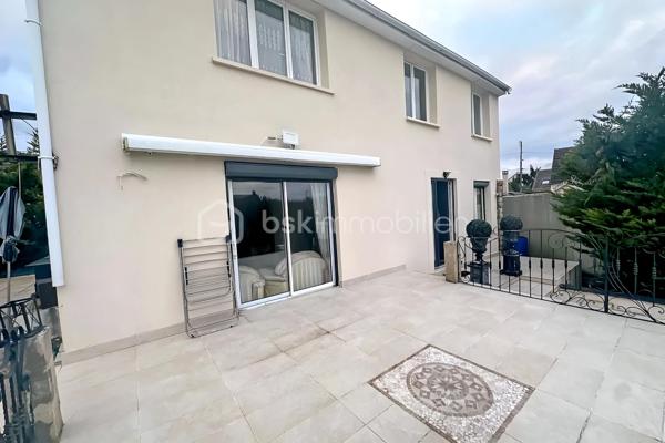 Située dans un quartier calme et recherché de Fosses, découvrez cette superbe maison non mitoyenne de 170 m² habitables, édifiée sur une parcelle de 510 m², idéale pour une famille en quête d’espace, de confort et de prestations de qualité.

Dès l’entrée, vous serez séduit par ses volumes généreux et son atmosphère chaleureuse. Le rez-de-chaussée propose un magnifique double séjour lumineux, parfait pour recevoir et profiter de beaux moments en famille.

La maison dispose également d’une belle cuisine aménagée et entièrement équipée, spacieuse, élégante et pensée pour un usage quotidien confortable.

Au premier étage, vous trouverez 3 belles chambres, une grande salle de bain, des WC séparés ainsi qu’un véritable atout rare : un dressing aménagé, idéal pour optimiser rangement et confort.

Les combles parfaitement exploités offrent 2 pièces supplémentaires, pouvant accueillir chambres d’enfants, bureaux, salle de jeux ou espace télétravail.

À l’extérieur, profitez d’une grande terrasse idéale pour les repas d’été ainsi que d’un grand jardin, parfait pour les enfants, la détente ou vos projets d’aménagement.

Le sous-sol total avec 3 pièces complète parfaitement ce bien : salle de sport, stockage, atelier, buanderie ou espace loisirs. L’une des pièces est actuellement utilisée en salle de sport.
Une maison rare sur le secteur, parfaitement pensée pour accueillir une famille recherchant confort, espace et qualité de vie.
À visiter sans tarder !