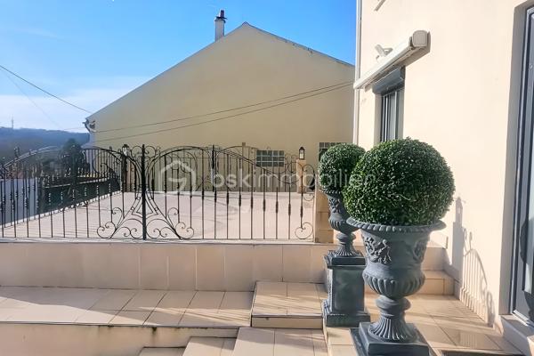 Située dans un quartier calme et recherché de Fosses, découvrez cette superbe maison non mitoyenne de 170 m² habitables, édifiée sur une parcelle de 510 m², idéale pour une famille en quête d’espace, de confort et de prestations de qualité.

Dès l’entrée, vous serez séduit par ses volumes généreux et son atmosphère chaleureuse. Le rez-de-chaussée propose un magnifique double séjour lumineux, parfait pour recevoir et profiter de beaux moments en famille.

La maison dispose également d’une belle cuisine aménagée et entièrement équipée, spacieuse, élégante et pensée pour un usage quotidien confortable.

Au premier étage, vous trouverez 3 belles chambres, une grande salle de bain, des WC séparés ainsi qu’un véritable atout rare : un dressing aménagé, idéal pour optimiser rangement et confort.

Les combles parfaitement exploités offrent 2 pièces supplémentaires, pouvant accueillir chambres d’enfants, bureaux, salle de jeux ou espace télétravail.

À l’extérieur, profitez d’une grande terrasse idéale pour les repas d’été ainsi que d’un grand jardin, parfait pour les enfants, la détente ou vos projets d’aménagement.

Le sous-sol total avec 3 pièces complète parfaitement ce bien : salle de sport, stockage, atelier, buanderie ou espace loisirs. L’une des pièces est actuellement utilisée en salle de sport.
Une maison rare sur le secteur, parfaitement pensée pour accueillir une famille recherchant confort, espace et qualité de vie.
À visiter sans tarder !