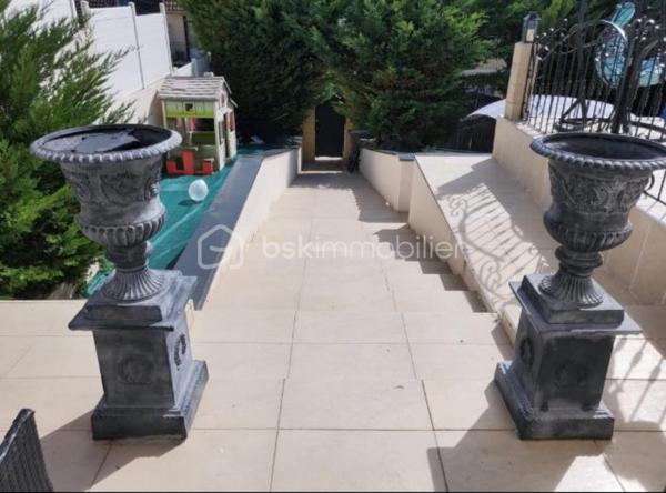 Située dans un quartier calme et recherché de Fosses, découvrez cette superbe maison non mitoyenne de 170 m² habitables, édifiée sur une parcelle de 510 m², idéale pour une famille en quête d’espace, de confort et de prestations de qualité.

Dès l’entrée, vous serez séduit par ses volumes généreux et son atmosphère chaleureuse. Le rez-de-chaussée propose un magnifique double séjour lumineux, parfait pour recevoir et profiter de beaux moments en famille.

La maison dispose également d’une belle cuisine aménagée et entièrement équipée, spacieuse, élégante et pensée pour un usage quotidien confortable.

Au premier étage, vous trouverez 3 belles chambres, une grande salle de bain, des WC séparés ainsi qu’un véritable atout rare : un dressing aménagé, idéal pour optimiser rangement et confort.

Les combles parfaitement exploités offrent 2 pièces supplémentaires, pouvant accueillir chambres d’enfants, bureaux, salle de jeux ou espace télétravail.

À l’extérieur, profitez d’une grande terrasse idéale pour les repas d’été ainsi que d’un grand jardin, parfait pour les enfants, la détente ou vos projets d’aménagement.

Le sous-sol total avec 3 pièces complète parfaitement ce bien : salle de sport, stockage, atelier, buanderie ou espace loisirs. L’une des pièces est actuellement utilisée en salle de sport.
Une maison rare sur le secteur, parfaitement pensée pour accueillir une famille recherchant confort, espace et qualité de vie.
À visiter sans tarder !