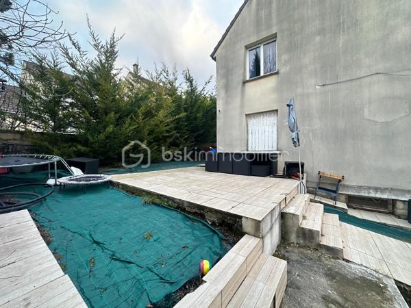 Située dans un quartier calme et recherché de Fosses, découvrez cette superbe maison non mitoyenne de 170 m² habitables, édifiée sur une parcelle de 510 m², idéale pour une famille en quête d’espace, de confort et de prestations de qualité.

Dès l’entrée, vous serez séduit par ses volumes généreux et son atmosphère chaleureuse. Le rez-de-chaussée propose un magnifique double séjour lumineux, parfait pour recevoir et profiter de beaux moments en famille.

La maison dispose également d’une belle cuisine aménagée et entièrement équipée, spacieuse, élégante et pensée pour un usage quotidien confortable.

Au premier étage, vous trouverez 3 belles chambres, une grande salle de bain, des WC séparés ainsi qu’un véritable atout rare : un dressing aménagé, idéal pour optimiser rangement et confort.

Les combles parfaitement exploités offrent 2 pièces supplémentaires, pouvant accueillir chambres d’enfants, bureaux, salle de jeux ou espace télétravail.

À l’extérieur, profitez d’une grande terrasse idéale pour les repas d’été ainsi que d’un grand jardin, parfait pour les enfants, la détente ou vos projets d’aménagement.

Le sous-sol total avec 3 pièces complète parfaitement ce bien : salle de sport, stockage, atelier, buanderie ou espace loisirs. L’une des pièces est actuellement utilisée en salle de sport.
Une maison rare sur le secteur, parfaitement pensée pour accueillir une famille recherchant confort, espace et qualité de vie.
À visiter sans tarder !