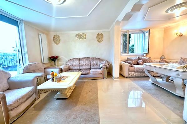 Située dans un quartier calme et recherché de Fosses, découvrez cette superbe maison non mitoyenne de 170 m² habitables, édifiée sur une parcelle de 510 m², idéale pour une famille en quête d’espace, de confort et de prestations de qualité.

Dès l’entrée, vous serez séduit par ses volumes généreux et son atmosphère chaleureuse. Le rez-de-chaussée propose un magnifique double séjour lumineux, parfait pour recevoir et profiter de beaux moments en famille.

La maison dispose également d’une belle cuisine aménagée et entièrement équipée, spacieuse, élégante et pensée pour un usage quotidien confortable.

Au premier étage, vous trouverez 3 belles chambres, une grande salle de bain, des WC séparés ainsi qu’un véritable atout rare : un dressing aménagé, idéal pour optimiser rangement et confort.

Les combles parfaitement exploités offrent 2 pièces supplémentaires, pouvant accueillir chambres d’enfants, bureaux, salle de jeux ou espace télétravail.

À l’extérieur, profitez d’une grande terrasse idéale pour les repas d’été ainsi que d’un grand jardin, parfait pour les enfants, la détente ou vos projets d’aménagement.

Le sous-sol total avec 3 pièces complète parfaitement ce bien : salle de sport, stockage, atelier, buanderie ou espace loisirs. L’une des pièces est actuellement utilisée en salle de sport.
Une maison rare sur le secteur, parfaitement pensée pour accueillir une famille recherchant confort, espace et qualité de vie.
À visiter sans tarder !
