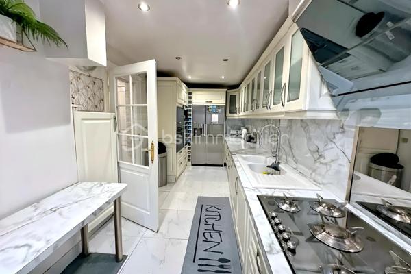 Située dans un quartier calme et recherché de Fosses, découvrez cette superbe maison non mitoyenne de 170 m² habitables, édifiée sur une parcelle de 510 m², idéale pour une famille en quête d’espace, de confort et de prestations de qualité.

Dès l’entrée, vous serez séduit par ses volumes généreux et son atmosphère chaleureuse. Le rez-de-chaussée propose un magnifique double séjour lumineux, parfait pour recevoir et profiter de beaux moments en famille.

La maison dispose également d’une belle cuisine aménagée et entièrement équipée, spacieuse, élégante et pensée pour un usage quotidien confortable.

Au premier étage, vous trouverez 3 belles chambres, une grande salle de bain, des WC séparés ainsi qu’un véritable atout rare : un dressing aménagé, idéal pour optimiser rangement et confort.

Les combles parfaitement exploités offrent 2 pièces supplémentaires, pouvant accueillir chambres d’enfants, bureaux, salle de jeux ou espace télétravail.

À l’extérieur, profitez d’une grande terrasse idéale pour les repas d’été ainsi que d’un grand jardin, parfait pour les enfants, la détente ou vos projets d’aménagement.

Le sous-sol total avec 3 pièces complète parfaitement ce bien : salle de sport, stockage, atelier, buanderie ou espace loisirs. L’une des pièces est actuellement utilisée en salle de sport.
Une maison rare sur le secteur, parfaitement pensée pour accueillir une famille recherchant confort, espace et qualité de vie.
À visiter sans tarder !