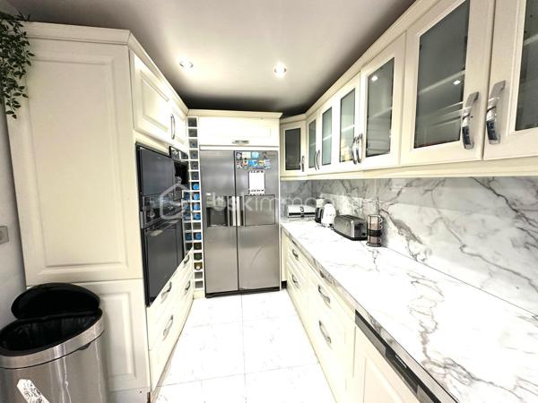Située dans un quartier calme et recherché de Fosses, découvrez cette superbe maison non mitoyenne de 170 m² habitables, édifiée sur une parcelle de 510 m², idéale pour une famille en quête d’espace, de confort et de prestations de qualité.

Dès l’entrée, vous serez séduit par ses volumes généreux et son atmosphère chaleureuse. Le rez-de-chaussée propose un magnifique double séjour lumineux, parfait pour recevoir et profiter de beaux moments en famille.

La maison dispose également d’une belle cuisine aménagée et entièrement équipée, spacieuse, élégante et pensée pour un usage quotidien confortable.

Au premier étage, vous trouverez 3 belles chambres, une grande salle de bain, des WC séparés ainsi qu’un véritable atout rare : un dressing aménagé, idéal pour optimiser rangement et confort.

Les combles parfaitement exploités offrent 2 pièces supplémentaires, pouvant accueillir chambres d’enfants, bureaux, salle de jeux ou espace télétravail.

À l’extérieur, profitez d’une grande terrasse idéale pour les repas d’été ainsi que d’un grand jardin, parfait pour les enfants, la détente ou vos projets d’aménagement.

Le sous-sol total avec 3 pièces complète parfaitement ce bien : salle de sport, stockage, atelier, buanderie ou espace loisirs. L’une des pièces est actuellement utilisée en salle de sport.
Une maison rare sur le secteur, parfaitement pensée pour accueillir une famille recherchant confort, espace et qualité de vie.
À visiter sans tarder !