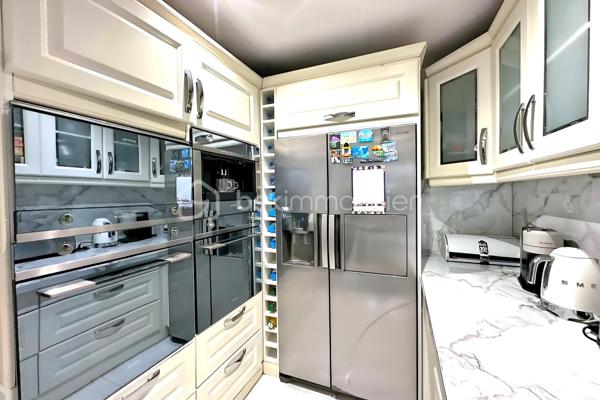 Située dans un quartier calme et recherché de Fosses, découvrez cette superbe maison non mitoyenne de 170 m² habitables, édifiée sur une parcelle de 510 m², idéale pour une famille en quête d’espace, de confort et de prestations de qualité.

Dès l’entrée, vous serez séduit par ses volumes généreux et son atmosphère chaleureuse. Le rez-de-chaussée propose un magnifique double séjour lumineux, parfait pour recevoir et profiter de beaux moments en famille.

La maison dispose également d’une belle cuisine aménagée et entièrement équipée, spacieuse, élégante et pensée pour un usage quotidien confortable.

Au premier étage, vous trouverez 3 belles chambres, une grande salle de bain, des WC séparés ainsi qu’un véritable atout rare : un dressing aménagé, idéal pour optimiser rangement et confort.

Les combles parfaitement exploités offrent 2 pièces supplémentaires, pouvant accueillir chambres d’enfants, bureaux, salle de jeux ou espace télétravail.

À l’extérieur, profitez d’une grande terrasse idéale pour les repas d’été ainsi que d’un grand jardin, parfait pour les enfants, la détente ou vos projets d’aménagement.

Le sous-sol total avec 3 pièces complète parfaitement ce bien : salle de sport, stockage, atelier, buanderie ou espace loisirs. L’une des pièces est actuellement utilisée en salle de sport.
Une maison rare sur le secteur, parfaitement pensée pour accueillir une famille recherchant confort, espace et qualité de vie.
À visiter sans tarder !