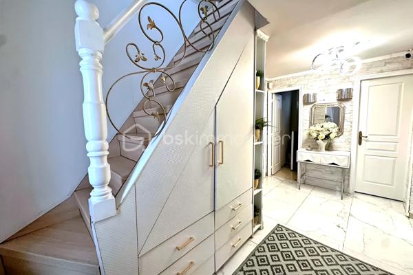Située dans un quartier calme et recherché de Fosses, découvrez cette superbe maison non mitoyenne de 170 m² habitables, édifiée sur une parcelle de 510 m², idéale pour une famille en quête d’espace, de confort et de prestations de qualité.

Dès l’entrée, vous serez séduit par ses volumes généreux et son atmosphère chaleureuse. Le rez-de-chaussée propose un magnifique double séjour lumineux, parfait pour recevoir et profiter de beaux moments en famille.

La maison dispose également d’une belle cuisine aménagée et entièrement équipée, spacieuse, élégante et pensée pour un usage quotidien confortable.

Au premier étage, vous trouverez 3 belles chambres, une grande salle de bain, des WC séparés ainsi qu’un véritable atout rare : un dressing aménagé, idéal pour optimiser rangement et confort.

Les combles parfaitement exploités offrent 2 pièces supplémentaires, pouvant accueillir chambres d’enfants, bureaux, salle de jeux ou espace télétravail.

À l’extérieur, profitez d’une grande terrasse idéale pour les repas d’été ainsi que d’un grand jardin, parfait pour les enfants, la détente ou vos projets d’aménagement.

Le sous-sol total avec 3 pièces complète parfaitement ce bien : salle de sport, stockage, atelier, buanderie ou espace loisirs. L’une des pièces est actuellement utilisée en salle de sport.
Une maison rare sur le secteur, parfaitement pensée pour accueillir une famille recherchant confort, espace et qualité de vie.
À visiter sans tarder !