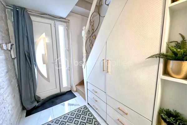 Située dans un quartier calme et recherché de Fosses, découvrez cette superbe maison non mitoyenne de 170 m² habitables, édifiée sur une parcelle de 510 m², idéale pour une famille en quête d’espace, de confort et de prestations de qualité.

Dès l’entrée, vous serez séduit par ses volumes généreux et son atmosphère chaleureuse. Le rez-de-chaussée propose un magnifique double séjour lumineux, parfait pour recevoir et profiter de beaux moments en famille.

La maison dispose également d’une belle cuisine aménagée et entièrement équipée, spacieuse, élégante et pensée pour un usage quotidien confortable.

Au premier étage, vous trouverez 3 belles chambres, une grande salle de bain, des WC séparés ainsi qu’un véritable atout rare : un dressing aménagé, idéal pour optimiser rangement et confort.

Les combles parfaitement exploités offrent 2 pièces supplémentaires, pouvant accueillir chambres d’enfants, bureaux, salle de jeux ou espace télétravail.

À l’extérieur, profitez d’une grande terrasse idéale pour les repas d’été ainsi que d’un grand jardin, parfait pour les enfants, la détente ou vos projets d’aménagement.

Le sous-sol total avec 3 pièces complète parfaitement ce bien : salle de sport, stockage, atelier, buanderie ou espace loisirs. L’une des pièces est actuellement utilisée en salle de sport.
Une maison rare sur le secteur, parfaitement pensée pour accueillir une famille recherchant confort, espace et qualité de vie.
À visiter sans tarder !