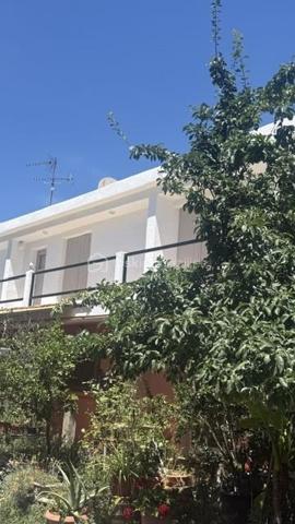 Maison de village idéalement située en plein centre, à proximité immédiate des commerces, des administrations et du marché.

Édifiée sur deux niveaux, cette propriété est implantée sur un terrain de 384 m² et offre un fort potentiel d'aménagement, avec un grand garage boxé.

Ses beaux volumes et ses nombreuses possibilités d'aménagement en font un bien idéal pour une résidence principale, un investissement locatif ou un projet de rénovation.

Une opportunité rare grâce à son emplacement privilégié et à son potentiel. À découvrir sans tarder

N'hésitez pas a me contacter Muriel au : 07.83.54.42.09