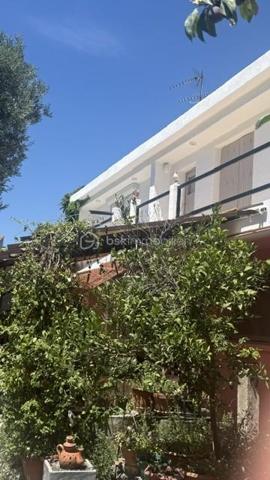 Maison de village idéalement située en plein centre, à proximité immédiate des commerces, des administrations et du marché.

Édifiée sur deux niveaux, cette propriété est implantée sur un terrain de 384 m² et offre un fort potentiel d'aménagement, avec un grand garage boxé.

Ses beaux volumes et ses nombreuses possibilités d'aménagement en font un bien idéal pour une résidence principale, un investissement locatif ou un projet de rénovation.

Une opportunité rare grâce à son emplacement privilégié et à son potentiel. À découvrir sans tarder

N'hésitez pas a me contacter Muriel au : 07.83.54.42.09