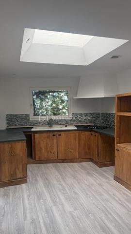 Maison de village idéalement située en plein centre, à proximité immédiate des commerces, des administrations et du marché.

Édifiée sur deux niveaux, cette propriété est implantée sur un terrain de 384 m² et offre un fort potentiel d'aménagement, avec un grand garage boxé.

Ses beaux volumes et ses nombreuses possibilités d'aménagement en font un bien idéal pour une résidence principale, un investissement locatif ou un projet de rénovation.

Une opportunité rare grâce à son emplacement privilégié et à son potentiel. À découvrir sans tarder

N'hésitez pas a me contacter Muriel au : 07.83.54.42.09