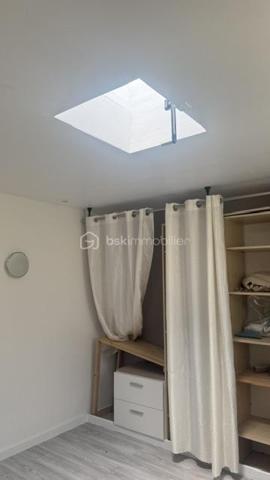 Maison de village idéalement située en plein centre, à proximité immédiate des commerces, des administrations et du marché.

Édifiée sur deux niveaux, cette propriété est implantée sur un terrain de 384 m² et offre un fort potentiel d'aménagement, avec un grand garage boxé.

Ses beaux volumes et ses nombreuses possibilités d'aménagement en font un bien idéal pour une résidence principale, un investissement locatif ou un projet de rénovation.

Une opportunité rare grâce à son emplacement privilégié et à son potentiel. À découvrir sans tarder

N'hésitez pas a me contacter Muriel au : 07.83.54.42.09