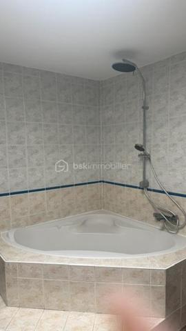 Maison de village idéalement située en plein centre, à proximité immédiate des commerces, des administrations et du marché.

Édifiée sur deux niveaux, cette propriété est implantée sur un terrain de 384 m² et offre un fort potentiel d'aménagement, avec un grand garage boxé.

Ses beaux volumes et ses nombreuses possibilités d'aménagement en font un bien idéal pour une résidence principale, un investissement locatif ou un projet de rénovation.

Une opportunité rare grâce à son emplacement privilégié et à son potentiel. À découvrir sans tarder

N'hésitez pas a me contacter Muriel au : 07.83.54.42.09