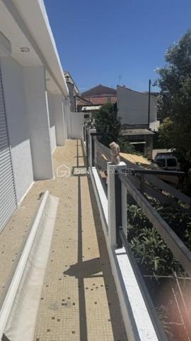 Maison de village idéalement située en plein centre, à proximité immédiate des commerces, des administrations et du marché.

Édifiée sur deux niveaux, cette propriété est implantée sur un terrain de 384 m² et offre un fort potentiel d'aménagement, avec un grand garage boxé.

Ses beaux volumes et ses nombreuses possibilités d'aménagement en font un bien idéal pour une résidence principale, un investissement locatif ou un projet de rénovation.

Une opportunité rare grâce à son emplacement privilégié et à son potentiel. À découvrir sans tarder

N'hésitez pas a me contacter Muriel au : 07.83.54.42.09