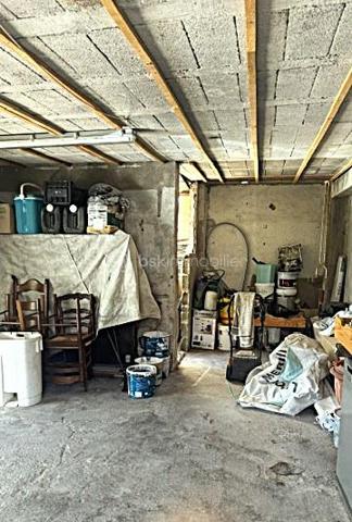 Maison de village idéalement située en plein centre, à proximité immédiate des commerces, des administrations et du marché.

Édifiée sur deux niveaux, cette propriété est implantée sur un terrain de 384 m² et offre un fort potentiel d'aménagement, avec un grand garage boxé.

Ses beaux volumes et ses nombreuses possibilités d'aménagement en font un bien idéal pour une résidence principale, un investissement locatif ou un projet de rénovation.

Une opportunité rare grâce à son emplacement privilégié et à son potentiel. À découvrir sans tarder

N'hésitez pas a me contacter Muriel au : 07.83.54.42.09