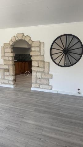 Maison de village idéalement située en plein centre, à proximité immédiate des commerces, des administrations et du marché.

Édifiée sur deux niveaux, cette propriété est implantée sur un terrain de 384 m² et offre un fort potentiel d'aménagement, avec un grand garage boxé.

Ses beaux volumes et ses nombreuses possibilités d'aménagement en font un bien idéal pour une résidence principale, un investissement locatif ou un projet de rénovation.

Une opportunité rare grâce à son emplacement privilégié et à son potentiel. À découvrir sans tarder

N'hésitez pas a me contacter Muriel au : 07.83.54.42.09