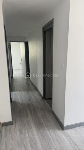 Maison de village idéalement située en plein centre, à proximité immédiate des commerces, des administrations et du marché.

Édifiée sur deux niveaux, cette propriété est implantée sur un terrain de 384 m² et offre un fort potentiel d'aménagement, avec un grand garage boxé.

Ses beaux volumes et ses nombreuses possibilités d'aménagement en font un bien idéal pour une résidence principale, un investissement locatif ou un projet de rénovation.

Une opportunité rare grâce à son emplacement privilégié et à son potentiel. À découvrir sans tarder

N'hésitez pas a me contacter Muriel au : 07.83.54.42.09