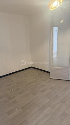 Maison de village idéalement située en plein centre, à proximité immédiate des commerces, des administrations et du marché.

Édifiée sur deux niveaux, cette propriété est implantée sur un terrain de 384 m² et offre un fort potentiel d'aménagement, avec un grand garage boxé.

Ses beaux volumes et ses nombreuses possibilités d'aménagement en font un bien idéal pour une résidence principale, un investissement locatif ou un projet de rénovation.

Une opportunité rare grâce à son emplacement privilégié et à son potentiel. À découvrir sans tarder

N'hésitez pas a me contacter Muriel au : 07.83.54.42.09