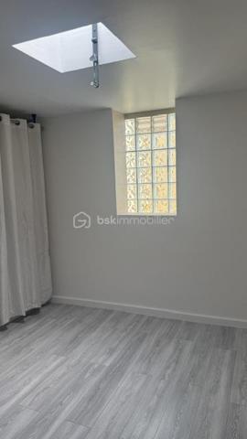 Maison de village idéalement située en plein centre, à proximité immédiate des commerces, des administrations et du marché.

Édifiée sur deux niveaux, cette propriété est implantée sur un terrain de 384 m² et offre un fort potentiel d'aménagement, avec un grand garage boxé.

Ses beaux volumes et ses nombreuses possibilités d'aménagement en font un bien idéal pour une résidence principale, un investissement locatif ou un projet de rénovation.

Une opportunité rare grâce à son emplacement privilégié et à son potentiel. À découvrir sans tarder

N'hésitez pas a me contacter Muriel au : 07.83.54.42.09