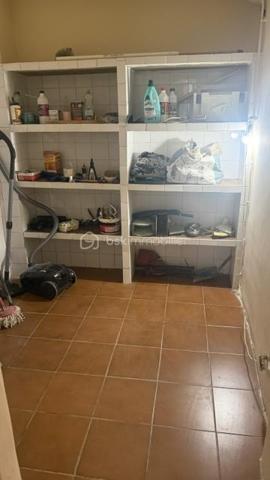 Maison de village idéalement située en plein centre, à proximité immédiate des commerces, des administrations et du marché.

Édifiée sur deux niveaux, cette propriété est implantée sur un terrain de 384 m² et offre un fort potentiel d'aménagement, avec un grand garage boxé.

Ses beaux volumes et ses nombreuses possibilités d'aménagement en font un bien idéal pour une résidence principale, un investissement locatif ou un projet de rénovation.

Une opportunité rare grâce à son emplacement privilégié et à son potentiel. À découvrir sans tarder

N'hésitez pas a me contacter Muriel au : 07.83.54.42.09