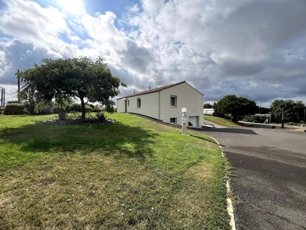 MAISON SPACIEUSE AVEC PISCINE CHAUFFEE A 2 KMS DES PLAGES DE LONGEVILLE SUR MER