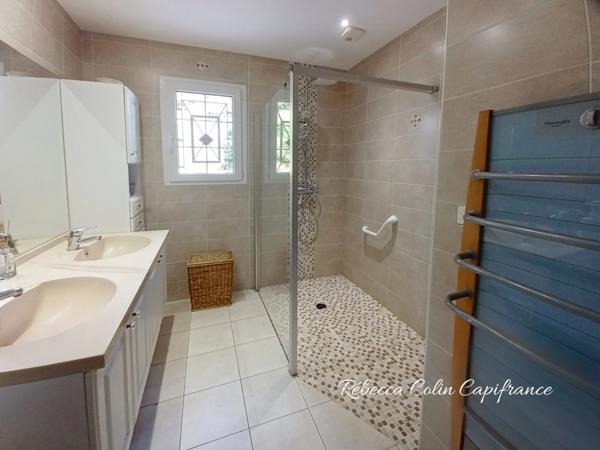 Villa contemporaine de 184 m² entièrement rénovée à BOULAZAC (24)