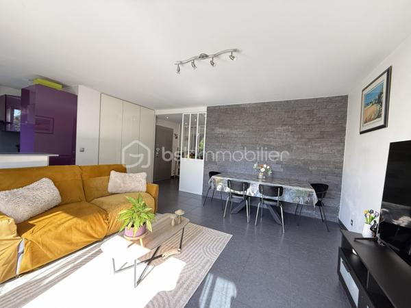 Découvrez ce CHARMENT appartement 4 pièces de 76m2, situé au PLATEAU D'AVRON dans une zone CALME ET PAVILLONAIRE, idéal pour une famille ou un jeune couple en quête de sérénité.

Au 1er étage d'une petite copropriété très bien entretenue de 12 lots, ce bien vous séduira par sa luminosité et son absence totale de vis-à-vis, garantissant calme et intimité quotidien.

L' appartement se compose d'une entrée lumineuse avec rangements, pratique et fonctionnelle.
L'agencement distingue parfaitement l'espace de vie de l'espace nuit.
Le séjour de 18m2, SPACIEUX et LUMINEUX, bénéficie d'un accès direct au BALCON.
La cuisine ouverte, AMENAGEE ET EQUIPEE, communique harmonieusement avec l'espace vie et offre un cadre idéal pour partager des moments conviviaux en famille ou entre amis.

Coté nuit vous y trouverez 3 BELLES CHAMBRES AVEC RANGEMENTS, une des chambres dispose d'un BALCON.
L'espace est complété par une SDB et WC séparé.

Le bien comprend également un GARAGE, une CAVE et d'un SECHOIR pouvant faire office d'une 2eme CAVE.

Les ++ :

RAPID MARKET 
Boulangerie et PIZZERIA
BAR TABAC et Relais Colis 
Centre Médical  
Cinéma, un marché couvert TOUS LES VENDREDIS MATIN et une MICRO CRECHE.
A 1 mn à pied de l'école Elémentaire Edouard HERRIOT.
A 1 mn à pied de la Maternelle Paul LETOMBE.
A 1 mn du Bus 114 qui dessert le RER A en 16mn et à 12 mn du RER E le Raincy Villemomble.
A 5 mn du PARC DES COTEAUX D'AVRON