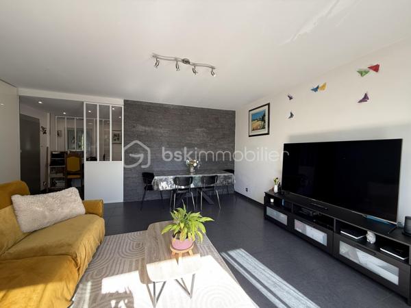 Découvrez ce CHARMENT appartement 4 pièces de 76m2, situé au PLATEAU D'AVRON dans une zone CALME ET PAVILLONAIRE, idéal pour une famille ou un jeune couple en quête de sérénité.

Au 1er étage d'une petite copropriété très bien entretenue de 12 lots, ce bien vous séduira par sa luminosité et son absence totale de vis-à-vis, garantissant calme et intimité quotidien.

L' appartement se compose d'une entrée lumineuse avec rangements, pratique et fonctionnelle.
L'agencement distingue parfaitement l'espace de vie de l'espace nuit.
Le séjour de 18m2, SPACIEUX et LUMINEUX, bénéficie d'un accès direct au BALCON.
La cuisine ouverte, AMENAGEE ET EQUIPEE, communique harmonieusement avec l'espace vie et offre un cadre idéal pour partager des moments conviviaux en famille ou entre amis.

Coté nuit vous y trouverez 3 BELLES CHAMBRES AVEC RANGEMENTS, une des chambres dispose d'un BALCON.
L'espace est complété par une SDB et WC séparé.

Le bien comprend également un GARAGE, une CAVE et d'un SECHOIR pouvant faire office d'une 2eme CAVE.

Les ++ :

RAPID MARKET 
Boulangerie et PIZZERIA
BAR TABAC et Relais Colis 
Centre Médical  
Cinéma, un marché couvert TOUS LES VENDREDIS MATIN et une MICRO CRECHE.
A 1 mn à pied de l'école Elémentaire Edouard HERRIOT.
A 1 mn à pied de la Maternelle Paul LETOMBE.
A 1 mn du Bus 114 qui dessert le RER A en 16mn et à 12 mn du RER E le Raincy Villemomble.
A 5 mn du PARC DES COTEAUX D'AVRON