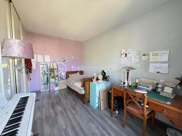 Découvrez ce CHARMENT appartement 4 pièces de 76m2, situé au PLATEAU D'AVRON dans une zone CALME ET PAVILLONAIRE, idéal pour une famille ou un jeune couple en quête de sérénité.

Au 1er étage d'une petite copropriété très bien entretenue de 12 lots, ce bien vous séduira par sa luminosité et son absence totale de vis-à-vis, garantissant calme et intimité quotidien.

L' appartement se compose d'une entrée lumineuse avec rangements, pratique et fonctionnelle.
L'agencement distingue parfaitement l'espace de vie de l'espace nuit.
Le séjour de 18m2, SPACIEUX et LUMINEUX, bénéficie d'un accès direct au BALCON.
La cuisine ouverte, AMENAGEE ET EQUIPEE, communique harmonieusement avec l'espace vie et offre un cadre idéal pour partager des moments conviviaux en famille ou entre amis.

Coté nuit vous y trouverez 3 BELLES CHAMBRES AVEC RANGEMENTS, une des chambres dispose d'un BALCON.
L'espace est complété par une SDB et WC séparé.

Le bien comprend également un GARAGE, une CAVE et d'un SECHOIR pouvant faire office d'une 2eme CAVE.

Les ++ :

RAPID MARKET 
Boulangerie et PIZZERIA
BAR TABAC et Relais Colis 
Centre Médical  
Cinéma, un marché couvert TOUS LES VENDREDIS MATIN et une MICRO CRECHE.
A 1 mn à pied de l'école Elémentaire Edouard HERRIOT.
A 1 mn à pied de la Maternelle Paul LETOMBE.
A 1 mn du Bus 114 qui dessert le RER A en 16mn et à 12 mn du RER E le Raincy Villemomble.
A 5 mn du PARC DES COTEAUX D'AVRON