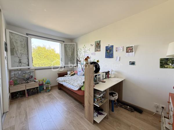 Découvrez ce CHARMENT appartement 4 pièces de 76m2, situé au PLATEAU D'AVRON dans une zone CALME ET PAVILLONAIRE, idéal pour une famille ou un jeune couple en quête de sérénité.

Au 1er étage d'une petite copropriété très bien entretenue de 12 lots, ce bien vous séduira par sa luminosité et son absence totale de vis-à-vis, garantissant calme et intimité quotidien.

L' appartement se compose d'une entrée lumineuse avec rangements, pratique et fonctionnelle.
L'agencement distingue parfaitement l'espace de vie de l'espace nuit.
Le séjour de 18m2, SPACIEUX et LUMINEUX, bénéficie d'un accès direct au BALCON.
La cuisine ouverte, AMENAGEE ET EQUIPEE, communique harmonieusement avec l'espace vie et offre un cadre idéal pour partager des moments conviviaux en famille ou entre amis.

Coté nuit vous y trouverez 3 BELLES CHAMBRES AVEC RANGEMENTS, une des chambres dispose d'un BALCON.
L'espace est complété par une SDB et WC séparé.

Le bien comprend également un GARAGE, une CAVE et d'un SECHOIR pouvant faire office d'une 2eme CAVE.

Les ++ :

RAPID MARKET 
Boulangerie et PIZZERIA
BAR TABAC et Relais Colis 
Centre Médical  
Cinéma, un marché couvert TOUS LES VENDREDIS MATIN et une MICRO CRECHE.
A 1 mn à pied de l'école Elémentaire Edouard HERRIOT.
A 1 mn à pied de la Maternelle Paul LETOMBE.
A 1 mn du Bus 114 qui dessert le RER A en 16mn et à 12 mn du RER E le Raincy Villemomble.
A 5 mn du PARC DES COTEAUX D'AVRON