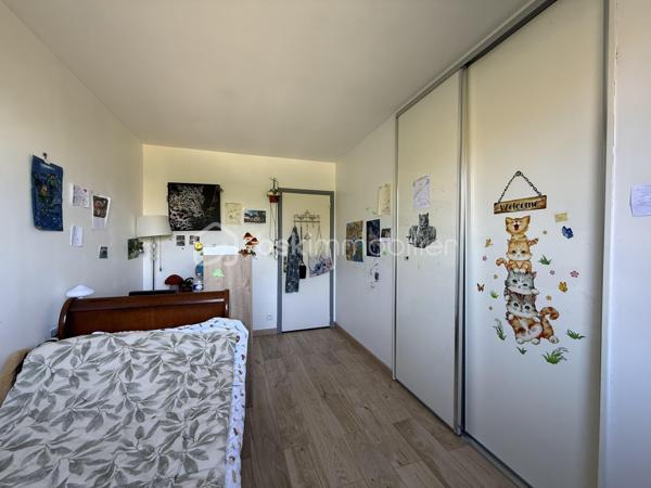 Découvrez ce CHARMENT appartement 4 pièces de 76m2, situé au PLATEAU D'AVRON dans une zone CALME ET PAVILLONAIRE, idéal pour une famille ou un jeune couple en quête de sérénité.

Au 1er étage d'une petite copropriété très bien entretenue de 12 lots, ce bien vous séduira par sa luminosité et son absence totale de vis-à-vis, garantissant calme et intimité quotidien.

L' appartement se compose d'une entrée lumineuse avec rangements, pratique et fonctionnelle.
L'agencement distingue parfaitement l'espace de vie de l'espace nuit.
Le séjour de 18m2, SPACIEUX et LUMINEUX, bénéficie d'un accès direct au BALCON.
La cuisine ouverte, AMENAGEE ET EQUIPEE, communique harmonieusement avec l'espace vie et offre un cadre idéal pour partager des moments conviviaux en famille ou entre amis.

Coté nuit vous y trouverez 3 BELLES CHAMBRES AVEC RANGEMENTS, une des chambres dispose d'un BALCON.
L'espace est complété par une SDB et WC séparé.

Le bien comprend également un GARAGE, une CAVE et d'un SECHOIR pouvant faire office d'une 2eme CAVE.

Les ++ :

RAPID MARKET 
Boulangerie et PIZZERIA
BAR TABAC et Relais Colis 
Centre Médical  
Cinéma, un marché couvert TOUS LES VENDREDIS MATIN et une MICRO CRECHE.
A 1 mn à pied de l'école Elémentaire Edouard HERRIOT.
A 1 mn à pied de la Maternelle Paul LETOMBE.
A 1 mn du Bus 114 qui dessert le RER A en 16mn et à 12 mn du RER E le Raincy Villemomble.
A 5 mn du PARC DES COTEAUX D'AVRON