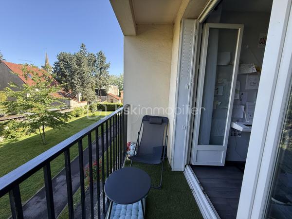 Découvrez ce CHARMENT appartement 4 pièces de 76m2, situé au PLATEAU D'AVRON dans une zone CALME ET PAVILLONAIRE, idéal pour une famille ou un jeune couple en quête de sérénité.

Au 1er étage d'une petite copropriété très bien entretenue de 12 lots, ce bien vous séduira par sa luminosité et son absence totale de vis-à-vis, garantissant calme et intimité quotidien.

L' appartement se compose d'une entrée lumineuse avec rangements, pratique et fonctionnelle.
L'agencement distingue parfaitement l'espace de vie de l'espace nuit.
Le séjour de 18m2, SPACIEUX et LUMINEUX, bénéficie d'un accès direct au BALCON.
La cuisine ouverte, AMENAGEE ET EQUIPEE, communique harmonieusement avec l'espace vie et offre un cadre idéal pour partager des moments conviviaux en famille ou entre amis.

Coté nuit vous y trouverez 3 BELLES CHAMBRES AVEC RANGEMENTS, une des chambres dispose d'un BALCON.
L'espace est complété par une SDB et WC séparé.

Le bien comprend également un GARAGE, une CAVE et d'un SECHOIR pouvant faire office d'une 2eme CAVE.

Les ++ :

RAPID MARKET 
Boulangerie et PIZZERIA
BAR TABAC et Relais Colis 
Centre Médical  
Cinéma, un marché couvert TOUS LES VENDREDIS MATIN et une MICRO CRECHE.
A 1 mn à pied de l'école Elémentaire Edouard HERRIOT.
A 1 mn à pied de la Maternelle Paul LETOMBE.
A 1 mn du Bus 114 qui dessert le RER A en 16mn et à 12 mn du RER E le Raincy Villemomble.
A 5 mn du PARC DES COTEAUX D'AVRON