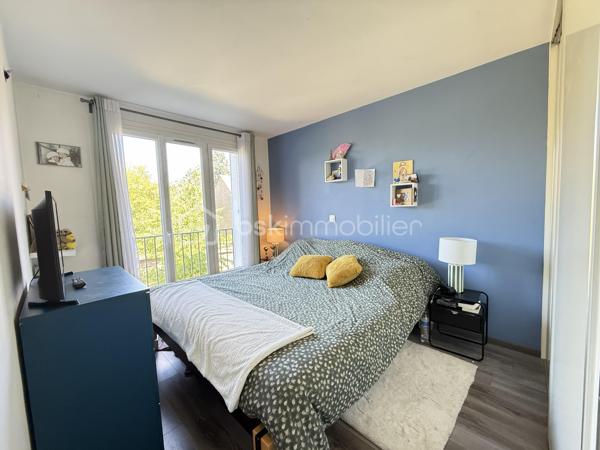 Découvrez ce CHARMENT appartement 4 pièces de 76m2, situé au PLATEAU D'AVRON dans une zone CALME ET PAVILLONAIRE, idéal pour une famille ou un jeune couple en quête de sérénité.

Au 1er étage d'une petite copropriété très bien entretenue de 12 lots, ce bien vous séduira par sa luminosité et son absence totale de vis-à-vis, garantissant calme et intimité quotidien.

L' appartement se compose d'une entrée lumineuse avec rangements, pratique et fonctionnelle.
L'agencement distingue parfaitement l'espace de vie de l'espace nuit.
Le séjour de 18m2, SPACIEUX et LUMINEUX, bénéficie d'un accès direct au BALCON.
La cuisine ouverte, AMENAGEE ET EQUIPEE, communique harmonieusement avec l'espace vie et offre un cadre idéal pour partager des moments conviviaux en famille ou entre amis.

Coté nuit vous y trouverez 3 BELLES CHAMBRES AVEC RANGEMENTS, une des chambres dispose d'un BALCON.
L'espace est complété par une SDB et WC séparé.

Le bien comprend également un GARAGE, une CAVE et d'un SECHOIR pouvant faire office d'une 2eme CAVE.

Les ++ :

RAPID MARKET 
Boulangerie et PIZZERIA
BAR TABAC et Relais Colis 
Centre Médical  
Cinéma, un marché couvert TOUS LES VENDREDIS MATIN et une MICRO CRECHE.
A 1 mn à pied de l'école Elémentaire Edouard HERRIOT.
A 1 mn à pied de la Maternelle Paul LETOMBE.
A 1 mn du Bus 114 qui dessert le RER A en 16mn et à 12 mn du RER E le Raincy Villemomble.
A 5 mn du PARC DES COTEAUX D'AVRON