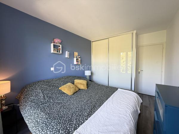 Découvrez ce CHARMENT appartement 4 pièces de 76m2, situé au PLATEAU D'AVRON dans une zone CALME ET PAVILLONAIRE, idéal pour une famille ou un jeune couple en quête de sérénité.

Au 1er étage d'une petite copropriété très bien entretenue de 12 lots, ce bien vous séduira par sa luminosité et son absence totale de vis-à-vis, garantissant calme et intimité quotidien.

L' appartement se compose d'une entrée lumineuse avec rangements, pratique et fonctionnelle.
L'agencement distingue parfaitement l'espace de vie de l'espace nuit.
Le séjour de 18m2, SPACIEUX et LUMINEUX, bénéficie d'un accès direct au BALCON.
La cuisine ouverte, AMENAGEE ET EQUIPEE, communique harmonieusement avec l'espace vie et offre un cadre idéal pour partager des moments conviviaux en famille ou entre amis.

Coté nuit vous y trouverez 3 BELLES CHAMBRES AVEC RANGEMENTS, une des chambres dispose d'un BALCON.
L'espace est complété par une SDB et WC séparé.

Le bien comprend également un GARAGE, une CAVE et d'un SECHOIR pouvant faire office d'une 2eme CAVE.

Les ++ :

RAPID MARKET 
Boulangerie et PIZZERIA
BAR TABAC et Relais Colis 
Centre Médical  
Cinéma, un marché couvert TOUS LES VENDREDIS MATIN et une MICRO CRECHE.
A 1 mn à pied de l'école Elémentaire Edouard HERRIOT.
A 1 mn à pied de la Maternelle Paul LETOMBE.
A 1 mn du Bus 114 qui dessert le RER A en 16mn et à 12 mn du RER E le Raincy Villemomble.
A 5 mn du PARC DES COTEAUX D'AVRON