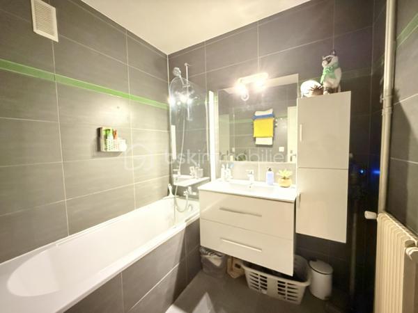 Découvrez ce CHARMENT appartement 4 pièces de 76m2, situé au PLATEAU D'AVRON dans une zone CALME ET PAVILLONAIRE, idéal pour une famille ou un jeune couple en quête de sérénité.

Au 1er étage d'une petite copropriété très bien entretenue de 12 lots, ce bien vous séduira par sa luminosité et son absence totale de vis-à-vis, garantissant calme et intimité quotidien.

L' appartement se compose d'une entrée lumineuse avec rangements, pratique et fonctionnelle.
L'agencement distingue parfaitement l'espace de vie de l'espace nuit.
Le séjour de 18m2, SPACIEUX et LUMINEUX, bénéficie d'un accès direct au BALCON.
La cuisine ouverte, AMENAGEE ET EQUIPEE, communique harmonieusement avec l'espace vie et offre un cadre idéal pour partager des moments conviviaux en famille ou entre amis.

Coté nuit vous y trouverez 3 BELLES CHAMBRES AVEC RANGEMENTS, une des chambres dispose d'un BALCON.
L'espace est complété par une SDB et WC séparé.

Le bien comprend également un GARAGE, une CAVE et d'un SECHOIR pouvant faire office d'une 2eme CAVE.

Les ++ :

RAPID MARKET 
Boulangerie et PIZZERIA
BAR TABAC et Relais Colis 
Centre Médical  
Cinéma, un marché couvert TOUS LES VENDREDIS MATIN et une MICRO CRECHE.
A 1 mn à pied de l'école Elémentaire Edouard HERRIOT.
A 1 mn à pied de la Maternelle Paul LETOMBE.
A 1 mn du Bus 114 qui dessert le RER A en 16mn et à 12 mn du RER E le Raincy Villemomble.
A 5 mn du PARC DES COTEAUX D'AVRON