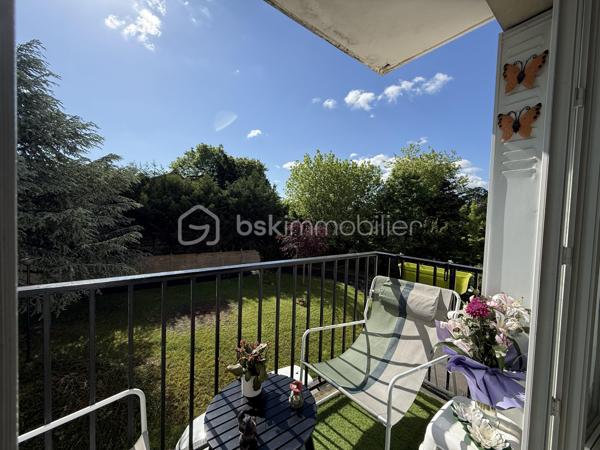 Découvrez ce CHARMENT appartement 4 pièces de 76m2, situé au PLATEAU D'AVRON dans une zone CALME ET PAVILLONAIRE, idéal pour une famille ou un jeune couple en quête de sérénité.

Au 1er étage d'une petite copropriété très bien entretenue de 12 lots, ce bien vous séduira par sa luminosité et son absence totale de vis-à-vis, garantissant calme et intimité quotidien.

L' appartement se compose d'une entrée lumineuse avec rangements, pratique et fonctionnelle.
L'agencement distingue parfaitement l'espace de vie de l'espace nuit.
Le séjour de 18m2, SPACIEUX et LUMINEUX, bénéficie d'un accès direct au BALCON.
La cuisine ouverte, AMENAGEE ET EQUIPEE, communique harmonieusement avec l'espace vie et offre un cadre idéal pour partager des moments conviviaux en famille ou entre amis.

Coté nuit vous y trouverez 3 BELLES CHAMBRES AVEC RANGEMENTS, une des chambres dispose d'un BALCON.
L'espace est complété par une SDB et WC séparé.

Le bien comprend également un GARAGE, une CAVE et d'un SECHOIR pouvant faire office d'une 2eme CAVE.

Les ++ :

RAPID MARKET 
Boulangerie et PIZZERIA
BAR TABAC et Relais Colis 
Centre Médical  
Cinéma, un marché couvert TOUS LES VENDREDIS MATIN et une MICRO CRECHE.
A 1 mn à pied de l'école Elémentaire Edouard HERRIOT.
A 1 mn à pied de la Maternelle Paul LETOMBE.
A 1 mn du Bus 114 qui dessert le RER A en 16mn et à 12 mn du RER E le Raincy Villemomble.
A 5 mn du PARC DES COTEAUX D'AVRON