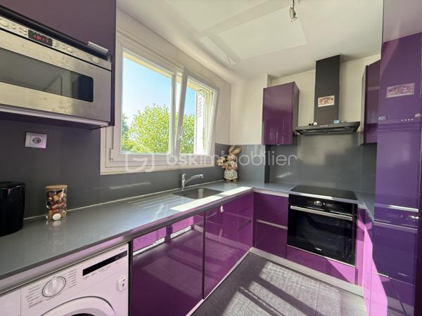 Découvrez ce CHARMENT appartement 4 pièces de 76m2, situé au PLATEAU D'AVRON dans une zone CALME ET PAVILLONAIRE, idéal pour une famille ou un jeune couple en quête de sérénité.

Au 1er étage d'une petite copropriété très bien entretenue de 12 lots, ce bien vous séduira par sa luminosité et son absence totale de vis-à-vis, garantissant calme et intimité quotidien.

L' appartement se compose d'une entrée lumineuse avec rangements, pratique et fonctionnelle.
L'agencement distingue parfaitement l'espace de vie de l'espace nuit.
Le séjour de 18m2, SPACIEUX et LUMINEUX, bénéficie d'un accès direct au BALCON.
La cuisine ouverte, AMENAGEE ET EQUIPEE, communique harmonieusement avec l'espace vie et offre un cadre idéal pour partager des moments conviviaux en famille ou entre amis.

Coté nuit vous y trouverez 3 BELLES CHAMBRES AVEC RANGEMENTS, une des chambres dispose d'un BALCON.
L'espace est complété par une SDB et WC séparé.

Le bien comprend également un GARAGE, une CAVE et d'un SECHOIR pouvant faire office d'une 2eme CAVE.

Les ++ :

RAPID MARKET 
Boulangerie et PIZZERIA
BAR TABAC et Relais Colis 
Centre Médical  
Cinéma, un marché couvert TOUS LES VENDREDIS MATIN et une MICRO CRECHE.
A 1 mn à pied de l'école Elémentaire Edouard HERRIOT.
A 1 mn à pied de la Maternelle Paul LETOMBE.
A 1 mn du Bus 114 qui dessert le RER A en 16mn et à 12 mn du RER E le Raincy Villemomble.
A 5 mn du PARC DES COTEAUX D'AVRON
