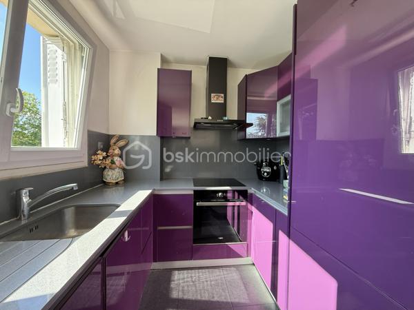 Découvrez ce CHARMENT appartement 4 pièces de 76m2, situé au PLATEAU D'AVRON dans une zone CALME ET PAVILLONAIRE, idéal pour une famille ou un jeune couple en quête de sérénité.

Au 1er étage d'une petite copropriété très bien entretenue de 12 lots, ce bien vous séduira par sa luminosité et son absence totale de vis-à-vis, garantissant calme et intimité quotidien.

L' appartement se compose d'une entrée lumineuse avec rangements, pratique et fonctionnelle.
L'agencement distingue parfaitement l'espace de vie de l'espace nuit.
Le séjour de 18m2, SPACIEUX et LUMINEUX, bénéficie d'un accès direct au BALCON.
La cuisine ouverte, AMENAGEE ET EQUIPEE, communique harmonieusement avec l'espace vie et offre un cadre idéal pour partager des moments conviviaux en famille ou entre amis.

Coté nuit vous y trouverez 3 BELLES CHAMBRES AVEC RANGEMENTS, une des chambres dispose d'un BALCON.
L'espace est complété par une SDB et WC séparé.

Le bien comprend également un GARAGE, une CAVE et d'un SECHOIR pouvant faire office d'une 2eme CAVE.

Les ++ :

RAPID MARKET 
Boulangerie et PIZZERIA
BAR TABAC et Relais Colis 
Centre Médical  
Cinéma, un marché couvert TOUS LES VENDREDIS MATIN et une MICRO CRECHE.
A 1 mn à pied de l'école Elémentaire Edouard HERRIOT.
A 1 mn à pied de la Maternelle Paul LETOMBE.
A 1 mn du Bus 114 qui dessert le RER A en 16mn et à 12 mn du RER E le Raincy Villemomble.
A 5 mn du PARC DES COTEAUX D'AVRON