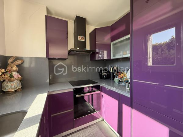 Découvrez ce CHARMENT appartement 4 pièces de 76m2, situé au PLATEAU D'AVRON dans une zone CALME ET PAVILLONAIRE, idéal pour une famille ou un jeune couple en quête de sérénité.

Au 1er étage d'une petite copropriété très bien entretenue de 12 lots, ce bien vous séduira par sa luminosité et son absence totale de vis-à-vis, garantissant calme et intimité quotidien.

L' appartement se compose d'une entrée lumineuse avec rangements, pratique et fonctionnelle.
L'agencement distingue parfaitement l'espace de vie de l'espace nuit.
Le séjour de 18m2, SPACIEUX et LUMINEUX, bénéficie d'un accès direct au BALCON.
La cuisine ouverte, AMENAGEE ET EQUIPEE, communique harmonieusement avec l'espace vie et offre un cadre idéal pour partager des moments conviviaux en famille ou entre amis.

Coté nuit vous y trouverez 3 BELLES CHAMBRES AVEC RANGEMENTS, une des chambres dispose d'un BALCON.
L'espace est complété par une SDB et WC séparé.

Le bien comprend également un GARAGE, une CAVE et d'un SECHOIR pouvant faire office d'une 2eme CAVE.

Les ++ :

RAPID MARKET 
Boulangerie et PIZZERIA
BAR TABAC et Relais Colis 
Centre Médical  
Cinéma, un marché couvert TOUS LES VENDREDIS MATIN et une MICRO CRECHE.
A 1 mn à pied de l'école Elémentaire Edouard HERRIOT.
A 1 mn à pied de la Maternelle Paul LETOMBE.
A 1 mn du Bus 114 qui dessert le RER A en 16mn et à 12 mn du RER E le Raincy Villemomble.
A 5 mn du PARC DES COTEAUX D'AVRON