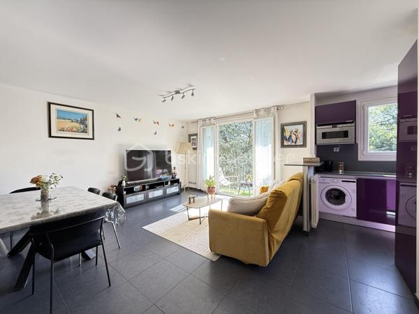 Découvrez ce CHARMENT appartement 4 pièces de 76m2, situé au PLATEAU D'AVRON dans une zone CALME ET PAVILLONAIRE, idéal pour une famille ou un jeune couple en quête de sérénité.

Au 1er étage d'une petite copropriété très bien entretenue de 12 lots, ce bien vous séduira par sa luminosité et son absence totale de vis-à-vis, garantissant calme et intimité quotidien.

L' appartement se compose d'une entrée lumineuse avec rangements, pratique et fonctionnelle.
L'agencement distingue parfaitement l'espace de vie de l'espace nuit.
Le séjour de 18m2, SPACIEUX et LUMINEUX, bénéficie d'un accès direct au BALCON.
La cuisine ouverte, AMENAGEE ET EQUIPEE, communique harmonieusement avec l'espace vie et offre un cadre idéal pour partager des moments conviviaux en famille ou entre amis.

Coté nuit vous y trouverez 3 BELLES CHAMBRES AVEC RANGEMENTS, une des chambres dispose d'un BALCON.
L'espace est complété par une SDB et WC séparé.

Le bien comprend également un GARAGE, une CAVE et d'un SECHOIR pouvant faire office d'une 2eme CAVE.

Les ++ :

RAPID MARKET 
Boulangerie et PIZZERIA
BAR TABAC et Relais Colis 
Centre Médical  
Cinéma, un marché couvert TOUS LES VENDREDIS MATIN et une MICRO CRECHE.
A 1 mn à pied de l'école Elémentaire Edouard HERRIOT.
A 1 mn à pied de la Maternelle Paul LETOMBE.
A 1 mn du Bus 114 qui dessert le RER A en 16mn et à 12 mn du RER E le Raincy Villemomble.
A 5 mn du PARC DES COTEAUX D'AVRON