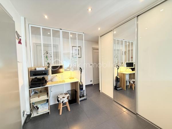 Découvrez ce CHARMENT appartement 4 pièces de 76m2, situé au PLATEAU D'AVRON dans une zone CALME ET PAVILLONAIRE, idéal pour une famille ou un jeune couple en quête de sérénité.

Au 1er étage d'une petite copropriété très bien entretenue de 12 lots, ce bien vous séduira par sa luminosité et son absence totale de vis-à-vis, garantissant calme et intimité quotidien.

L' appartement se compose d'une entrée lumineuse avec rangements, pratique et fonctionnelle.
L'agencement distingue parfaitement l'espace de vie de l'espace nuit.
Le séjour de 18m2, SPACIEUX et LUMINEUX, bénéficie d'un accès direct au BALCON.
La cuisine ouverte, AMENAGEE ET EQUIPEE, communique harmonieusement avec l'espace vie et offre un cadre idéal pour partager des moments conviviaux en famille ou entre amis.

Coté nuit vous y trouverez 3 BELLES CHAMBRES AVEC RANGEMENTS, une des chambres dispose d'un BALCON.
L'espace est complété par une SDB et WC séparé.

Le bien comprend également un GARAGE, une CAVE et d'un SECHOIR pouvant faire office d'une 2eme CAVE.

Les ++ :

RAPID MARKET 
Boulangerie et PIZZERIA
BAR TABAC et Relais Colis 
Centre Médical  
Cinéma, un marché couvert TOUS LES VENDREDIS MATIN et une MICRO CRECHE.
A 1 mn à pied de l'école Elémentaire Edouard HERRIOT.
A 1 mn à pied de la Maternelle Paul LETOMBE.
A 1 mn du Bus 114 qui dessert le RER A en 16mn et à 12 mn du RER E le Raincy Villemomble.
A 5 mn du PARC DES COTEAUX D'AVRON